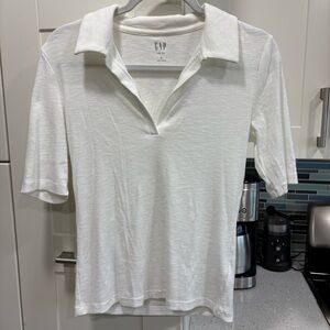 GAP women’s short sleeve ribbed collared top